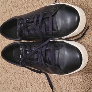 Black Under Armour shoes